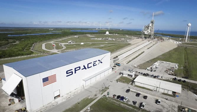 Ilon Mask SpaceX ishlab chiqqan ilk skafandrni namoyish etdi (foto)
