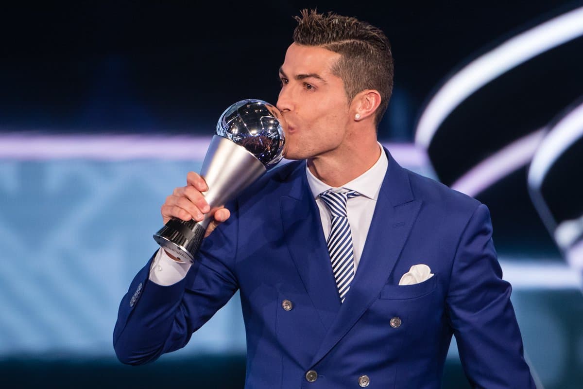 Krishtianu Ronaldu FIFA tomonidan 2016 yilning eng yaxshi futbolchisi deb topildi 