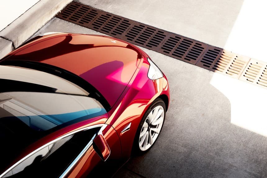 Tesla Model 3 sedanini ishlab chiqarish uchun 1,5 mlrd dollarni jalb qilmoqchi