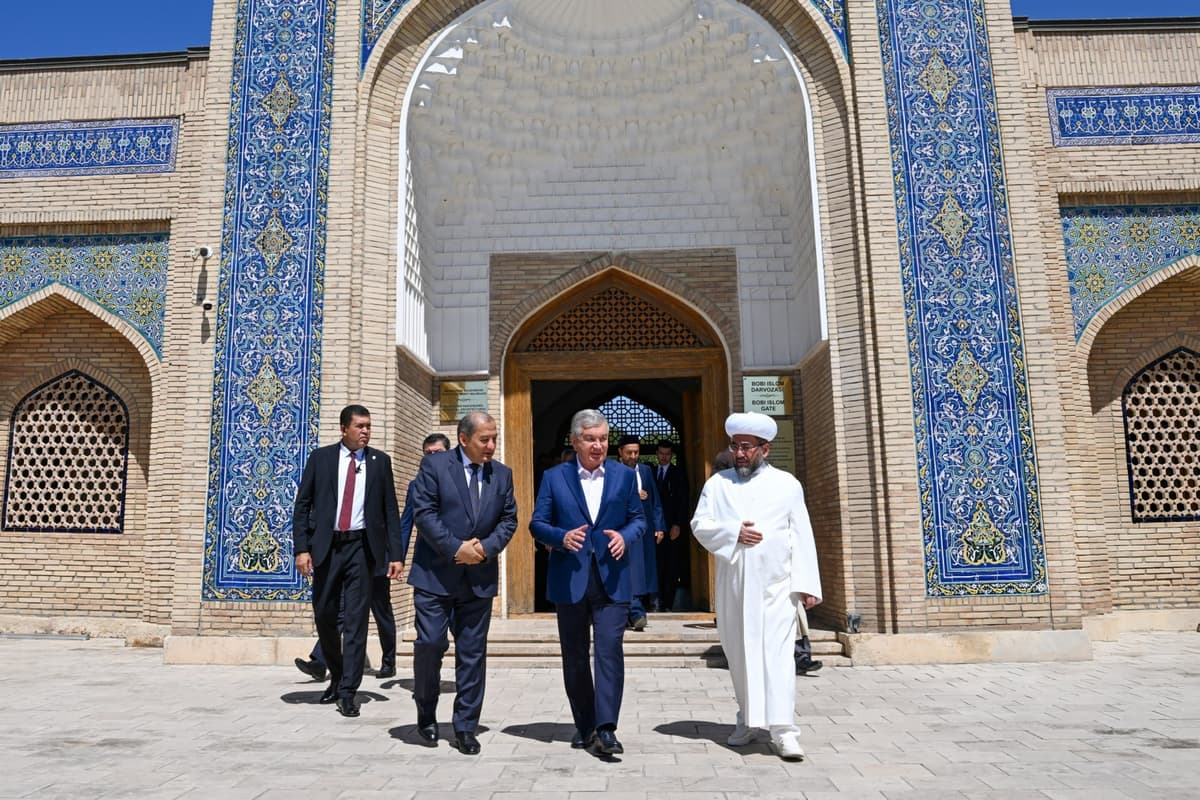 Shavkat Mirziyoyev visits Bahauddin Naqshband mausoleum in Bukhara