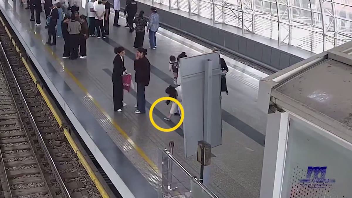 Metroda tushirib qoldirilgan $10 ming: pulni ichki ishlar xodimi emas, yoʻlovchi topib olgani maʼlum boʻldi