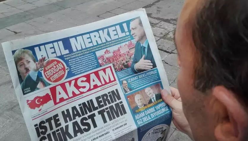 Turk gazetasi Merkelning Hitler qiyofasidagi suratini chop etdi