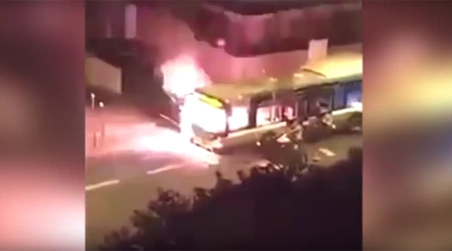 Parijda bir guruh kishilar avtobusni majburiy to‘xtatib, yoqib yuborishdi