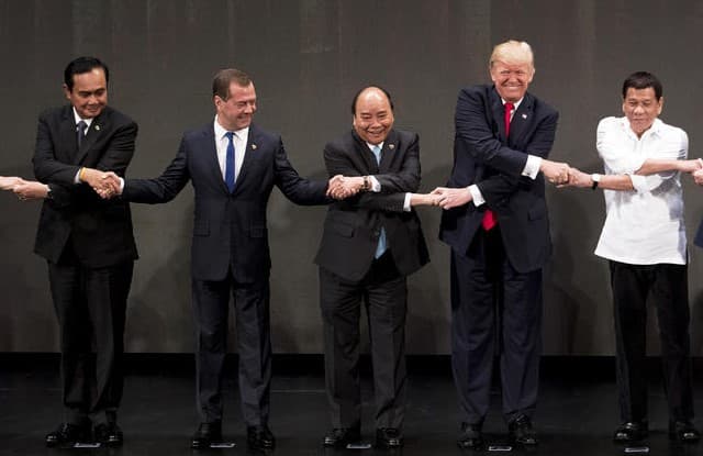 Medvedev ikkinchi marta ASeAN sammitidagi jamoaviy fotosuratni “buzdi”
