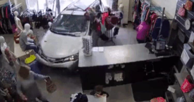 Do‘konni buzib kirgan mashina sabab yosh bolaning hayoti xavf ostida qoldi (video)