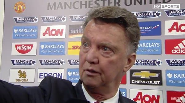 Van Gaal Hutning Fellayniga ishlatgan qo‘polligini tasvirlab berish uchun muxbirning sochini tortqiladi