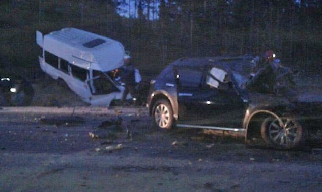 Mikroavtobus va Infinity yuzma-yuz to‘qnashib ketdi (video)