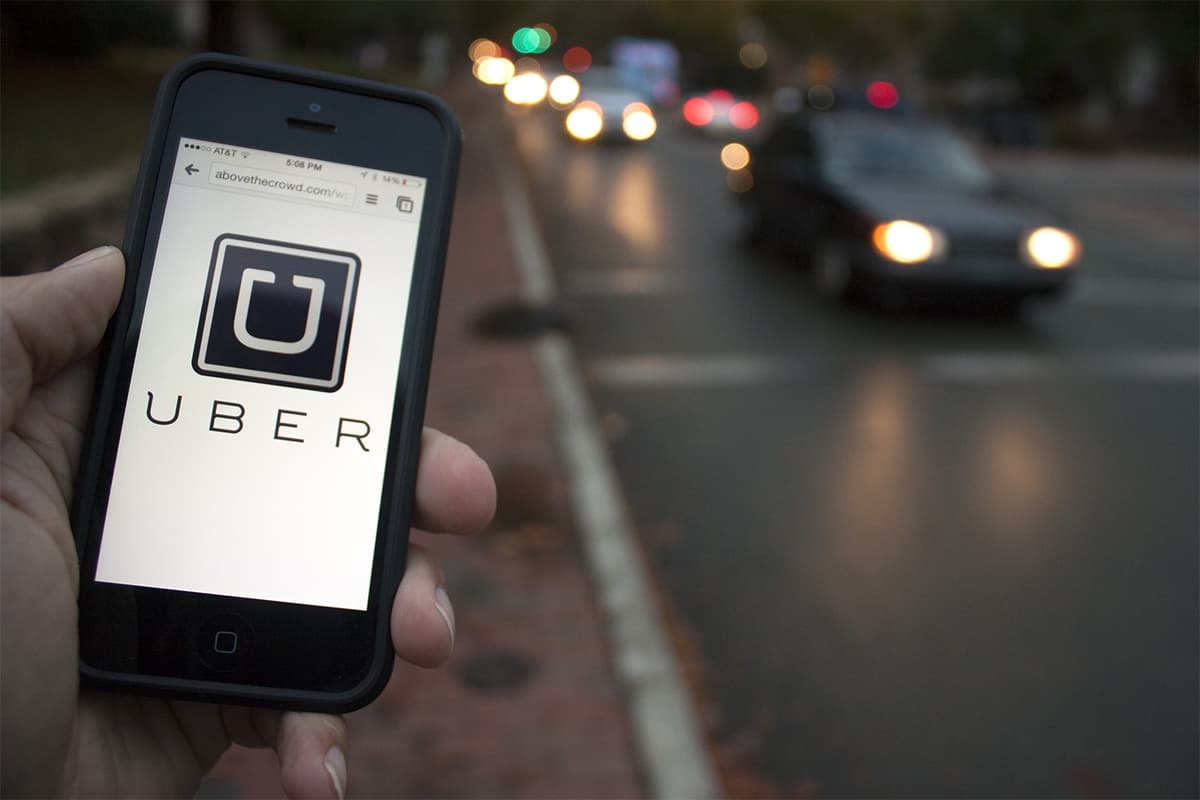 Тим Кук Uber'ни барча iPhone'лардан ўчириб ташлаш билан таҳдид қилди