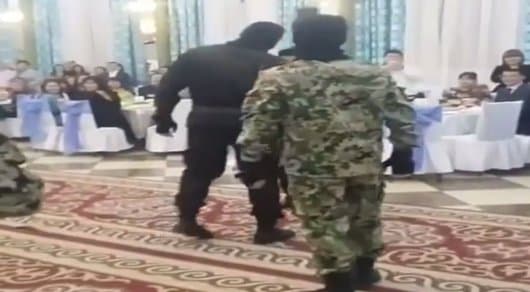 Video: Qozog‘istonda o‘tgan to‘ylardan birini niqobli kishilar “bosdi”