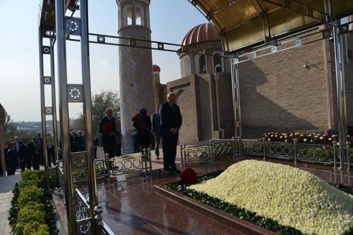 AQSh davlat kotibi o‘rinbosari Islom Karimov qabrini ziyorat qildi