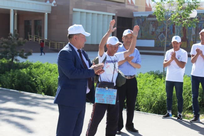 1300 kilometrni piyoda bosib o‘tgan marafonchi Nukusda kutib olindi (foto)