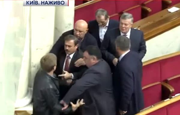 Ukraina Oliy radasida deputatlar o‘rtasida janjal sodir bo‘ldi