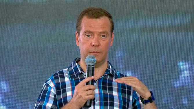 Medvedev o‘qituvchilarga: «Maoshingiz yetmayaptimi? Unda biznes qiling»
