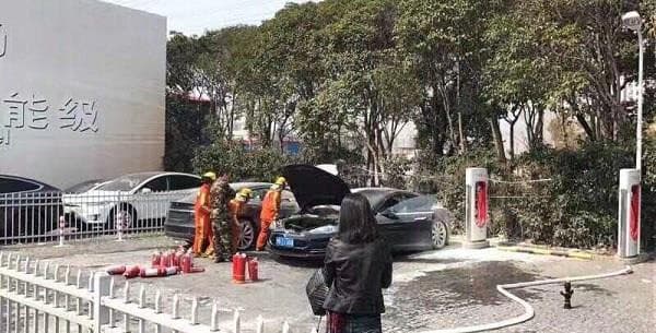 Xitoyda Tesla mashinalari quvvatlanish vaqtida yonib ketdi