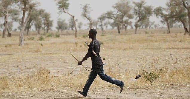 Kamerunlik yoyandoz nigeriyalik xudkushni zaharli o‘q bilan o‘ldirdi