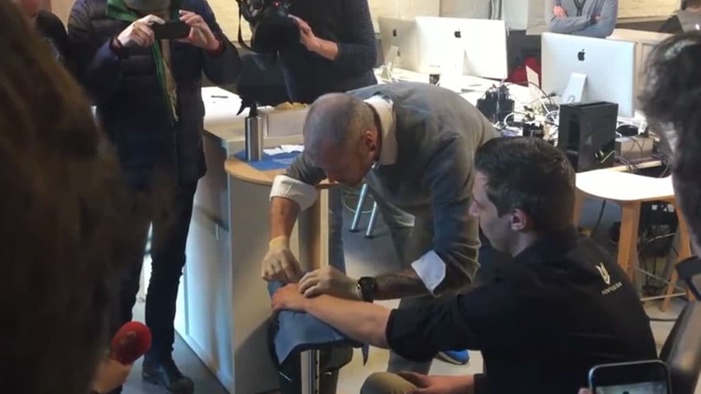 Belgiyaliklar terisi ostiga chiplar kiritilgan ilk odamlar bo‘ldilar
