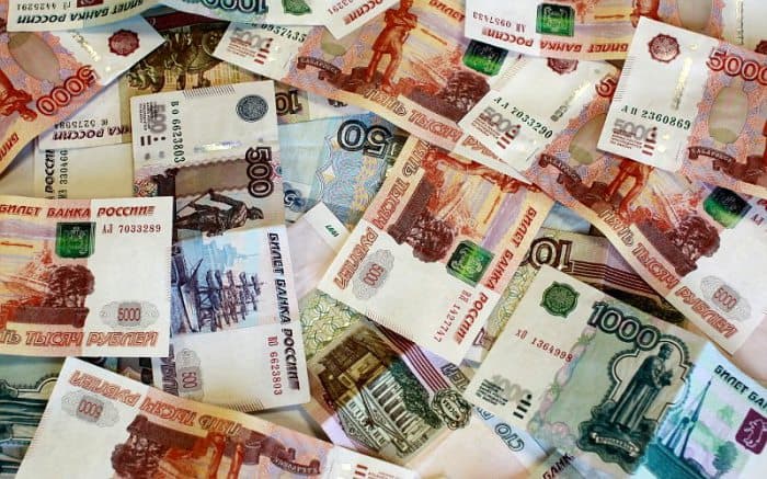 Chelyabinskda 1 sinf o‘quvchisi 229 ming rublni o‘z tengdoshlariga tarqatib yubordi