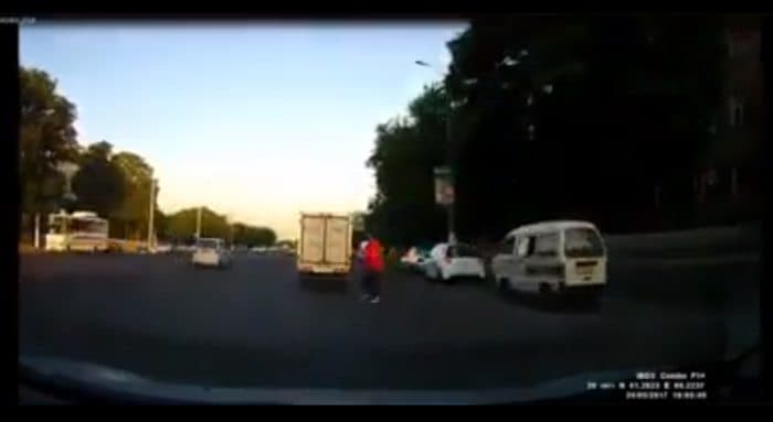 Видео: Тошкентда аёл ўзини машина остига ташламоқчи бўлди