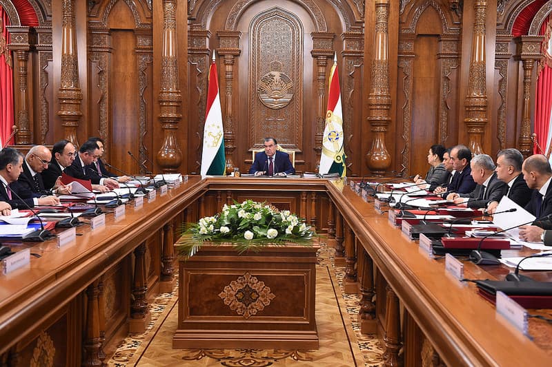 Imomali Rahmon uch nafar yuqori lavozimli amaldorni ishdan haydadi