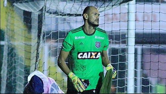 Braziliyada darvozabon ikki gol o‘tkazib yubordi va tanaffusda uyiga ketib qoldi (video)