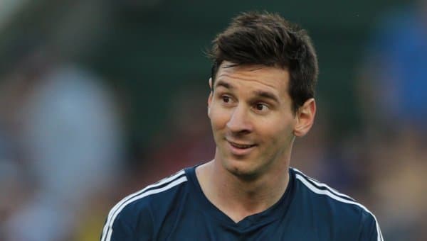 Messi futbolkalar kolleksiyasini namoyish etdi