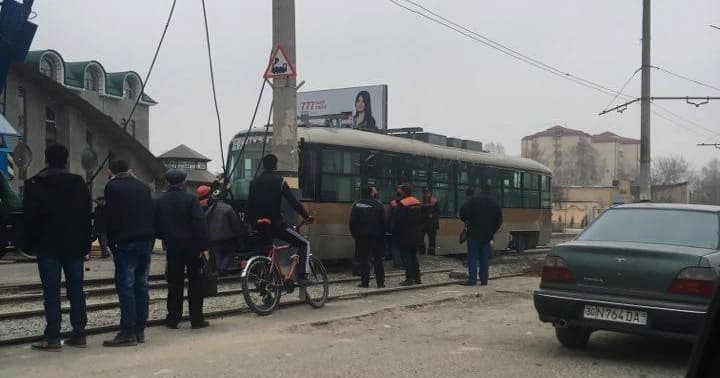 Foto: Samarqandda relsga ilk tramvay qo‘yildi