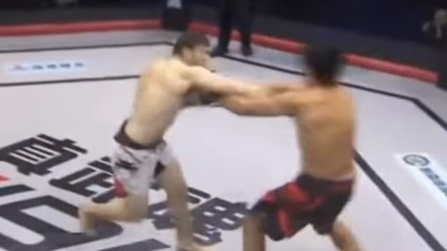 Rossiyalik MMA jangchisi raqibiga salomlashish vaqtida zarba berib, nokaut qildi