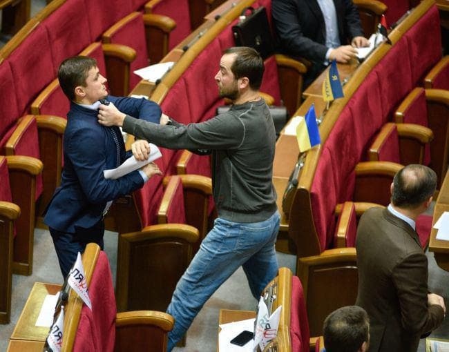 Ukraina Radasining joriy yildagi oxirgi yig‘ilishida mushtlashuv chiqdi
