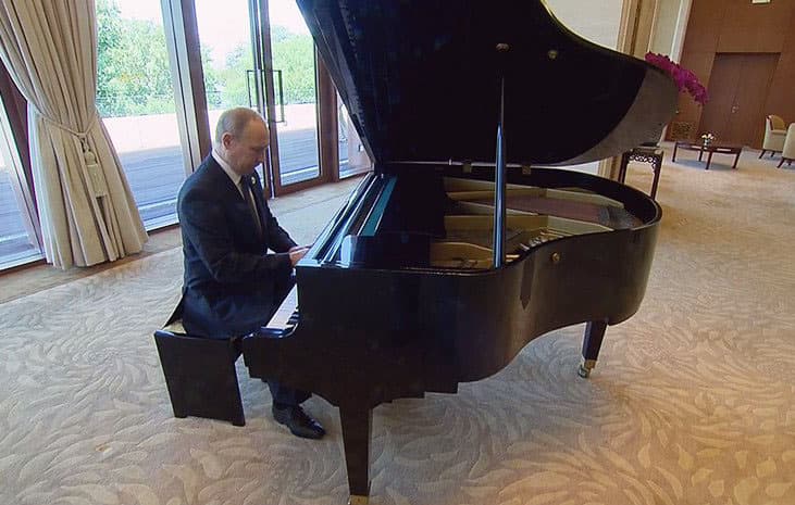 Putin Xitoy raisi bilan uchrashuv oldidan vaqtni royalda musiqa ijro etish bilan o‘tkazdi 