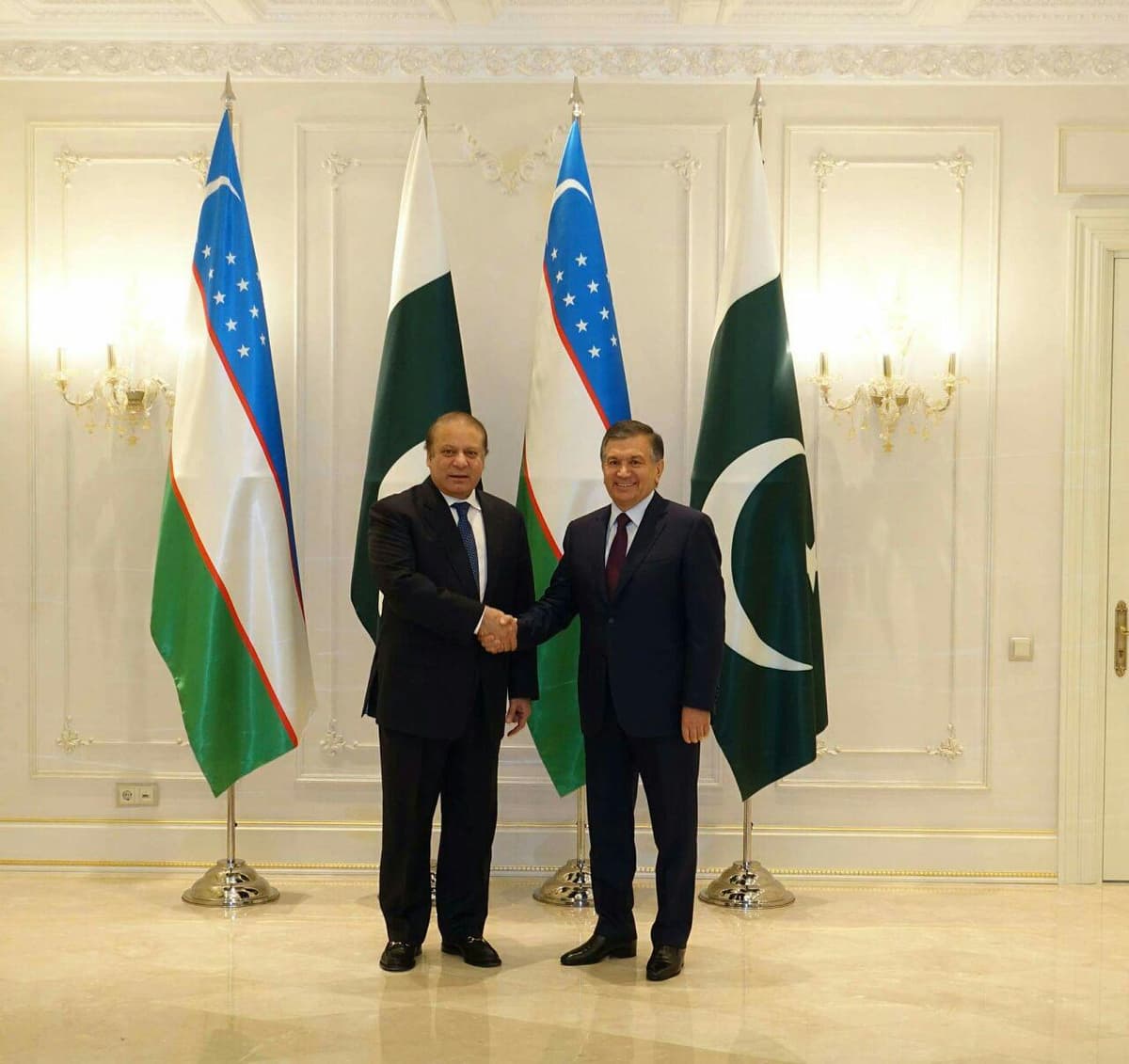 Shavkat Mirziyoyev Ostonada Pokiston bosh vaziri bilan uchrashdi