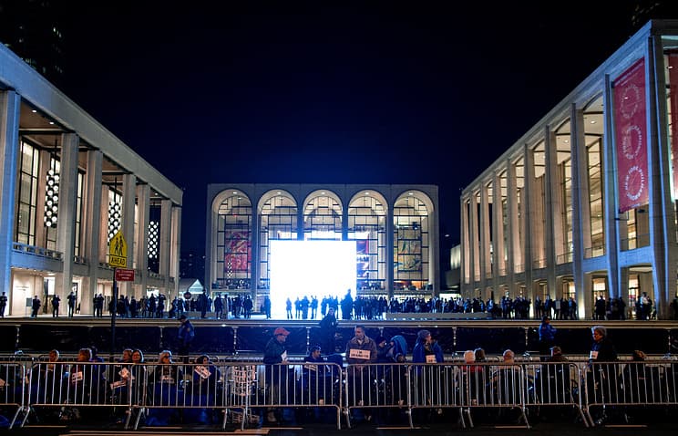 Nyu-Yorkda noma'lum kimsa opera tomoshasi vaqtida noma'lum kukunni sepib yubordi