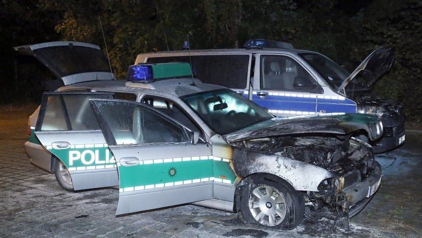 Drezdenda politsiyachilarning mashinalariga o‘t qo‘yildi