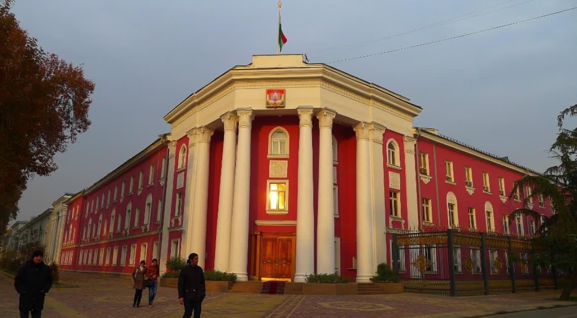 Dushanbe hokimligi binosi buzilmoqda