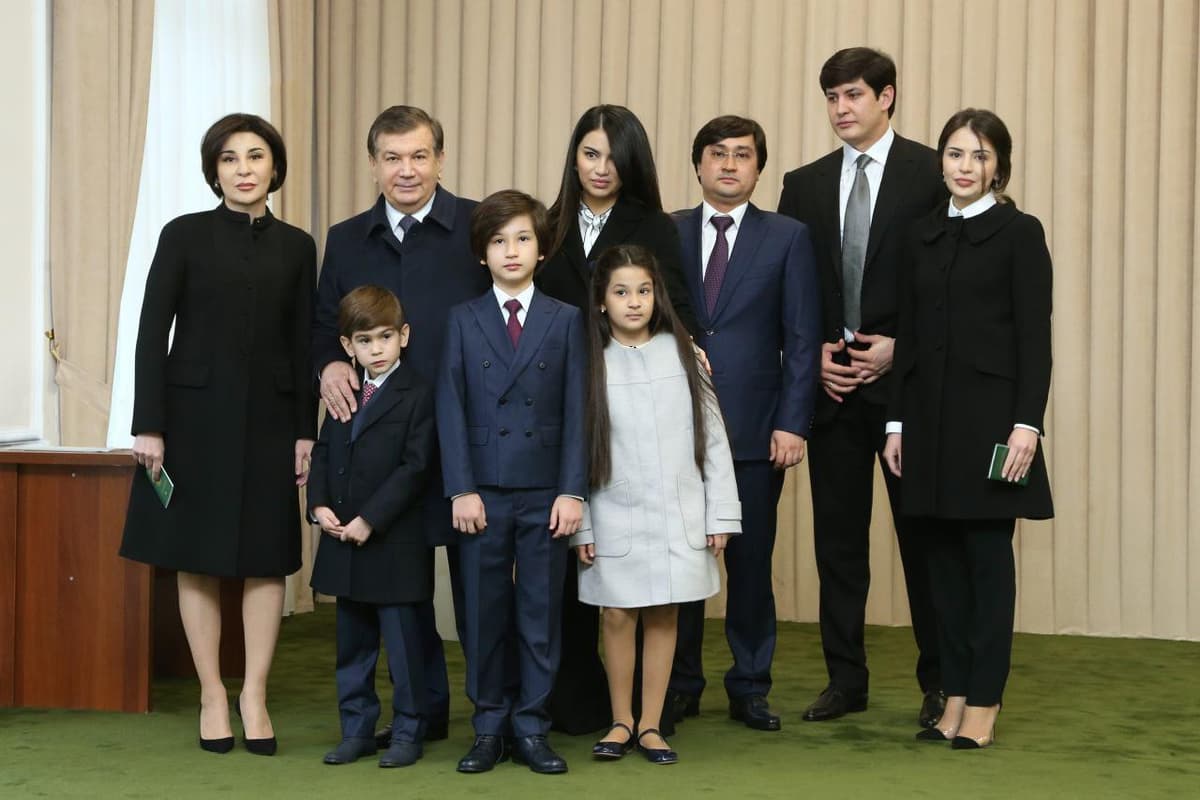 Kun fotosi: Shavkat Mirziyoyev saylov uchastkasida oila a'zolari bilan birga