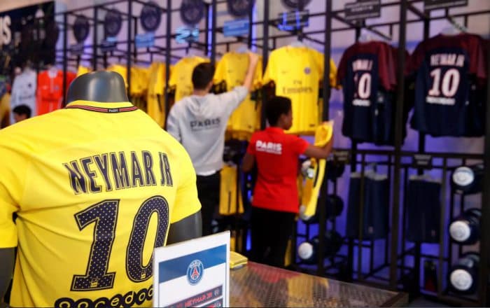 Kun savoli: Klublar futbolka sotish orqali transferlarni qoplay oladilarmi?