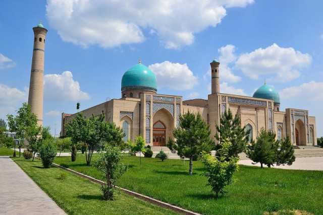 Hazrati Imom majmuasidagi muzeyga ayollar kalta kiyimda va ro‘molsiz kirmasligi tavsiya qilindi