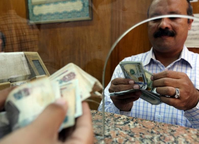 Misrliklar dollarlardan ommaviy ravishda "qutulmoqdalar"