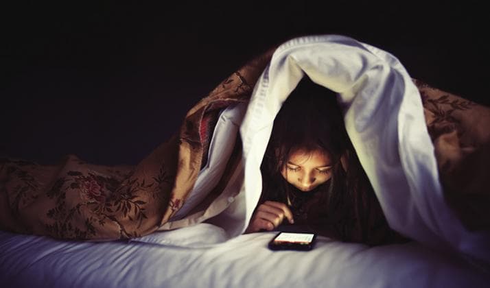 Shifokorlar nima uchun doim telefonga talpinishimizga izoh berishdi