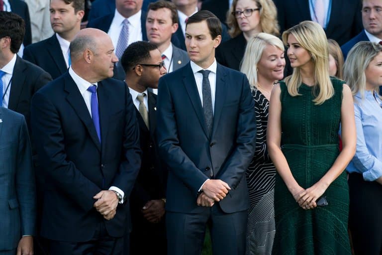 Prezident Trampning yaqin safdoshlari shaxsiy pochtalaridan xizmat maqsadlarida foydalangan