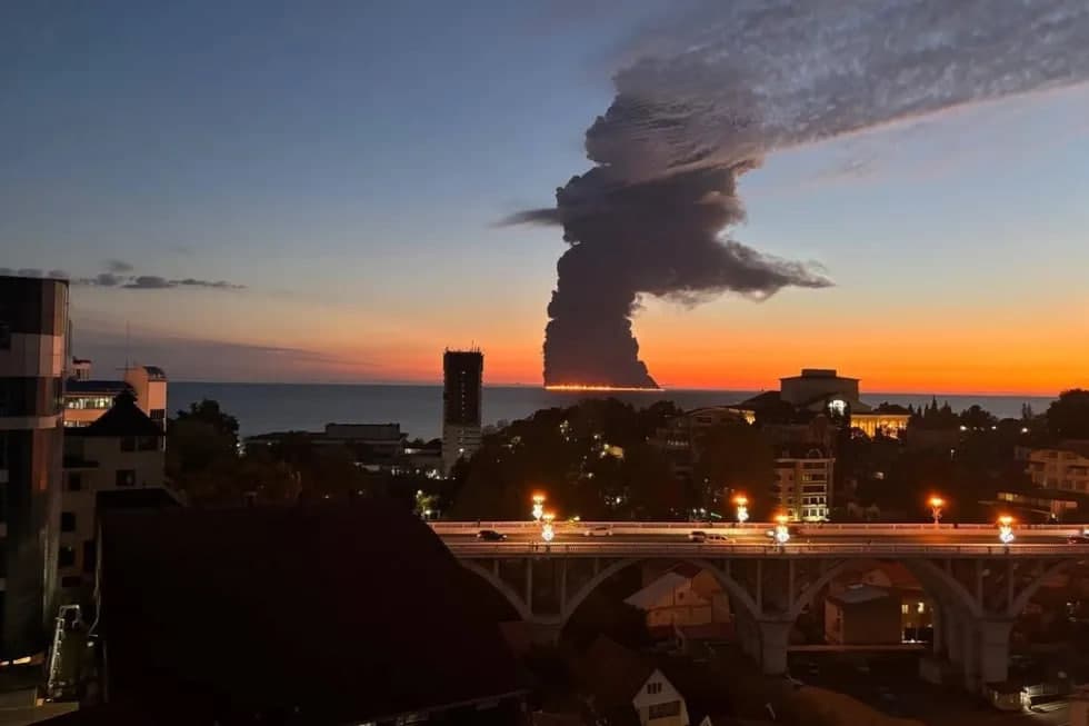 Sochi yaqinida dron zarbasidan keyin neft tankeri yonib ketdi (video)