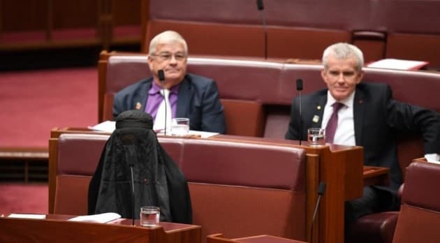 Foto: Avstraliya partiyasi yetakchisi senat yig‘ilishiga paranjida keldi