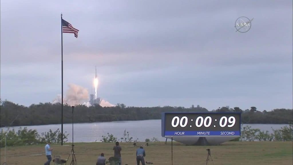 Dragon коинот кемаси биринчи маротаба Флоридадаги 39А мажмуасидан учирилди