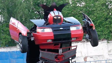 Tinib-tinchimagan odamlar: "Lada" mashinasi haqiqiy robot-transformerga aylantirildi (video)