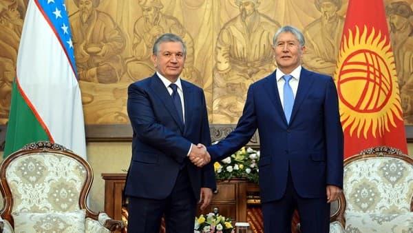 Almazbek Atamboyev Shavkat Mirziyoyevni orden bilan mukofotladi