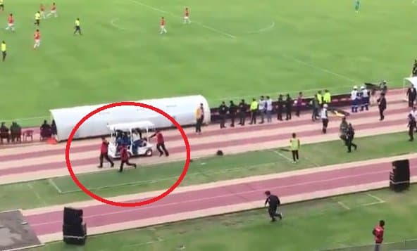 Ekvadorlik futbolchi o‘yin vaqtida politsiyadan shifokorlar yordamida qochmoqchi bo‘ldi