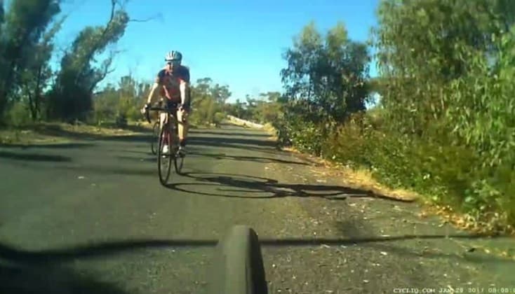 Video: Kenguru velosipedchi ustidan sakrab o‘tib ketdi