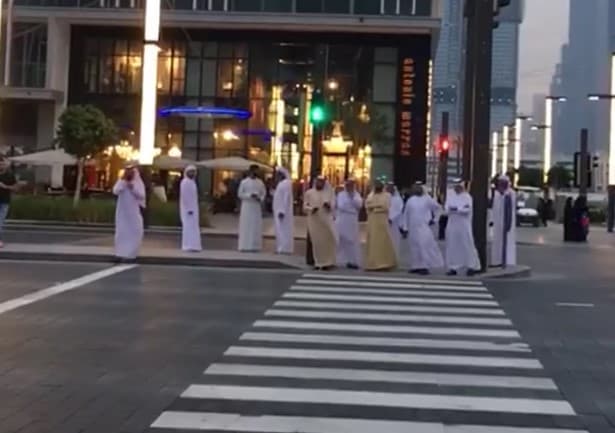 Dubay amiri yo‘l chetida svetoforning yashil yonishini kutib turdi (video)