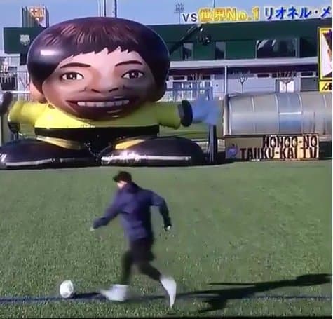 Messi ulkan "robot-darvozabon"ga jarimadan gol urishni "mashq qildi"