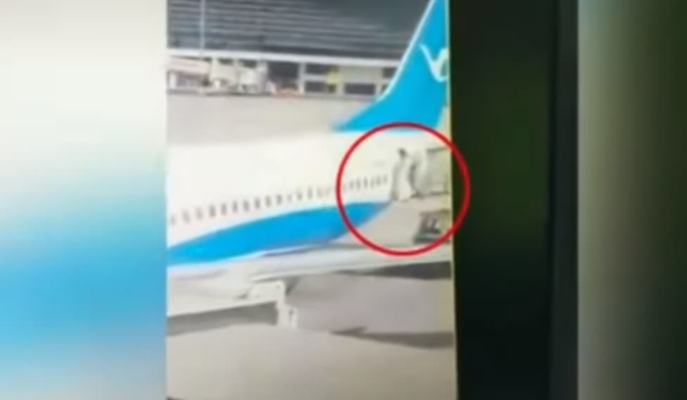 Xitoyda yana bir styuardessa samolyotdan tushib ketdi (video)