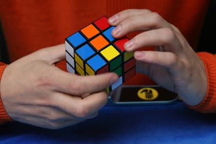 Amerikalik o‘smir Rubik kubigini yig‘ish bo‘yicha rekord o‘rnatdi